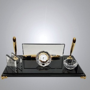 Metal Ayaklı Kristal Masa İsimliği